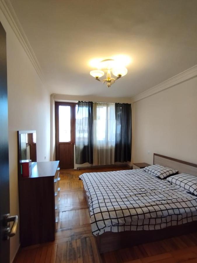 Large Apt Near Republic Square Apartment Yerevan Ngoại thất bức ảnh